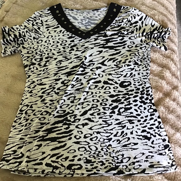 V neck short sleeve top - Picture 2 of 4